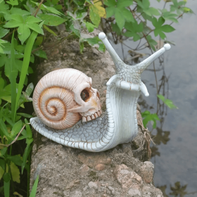 1pc Resin Snail Skull Statue, Snail Garden Animal Sculpture, Halloween Skull And Snail Indoor Outdoor Patio Lawn Courtyard Decoration Home Deor (model: White)
